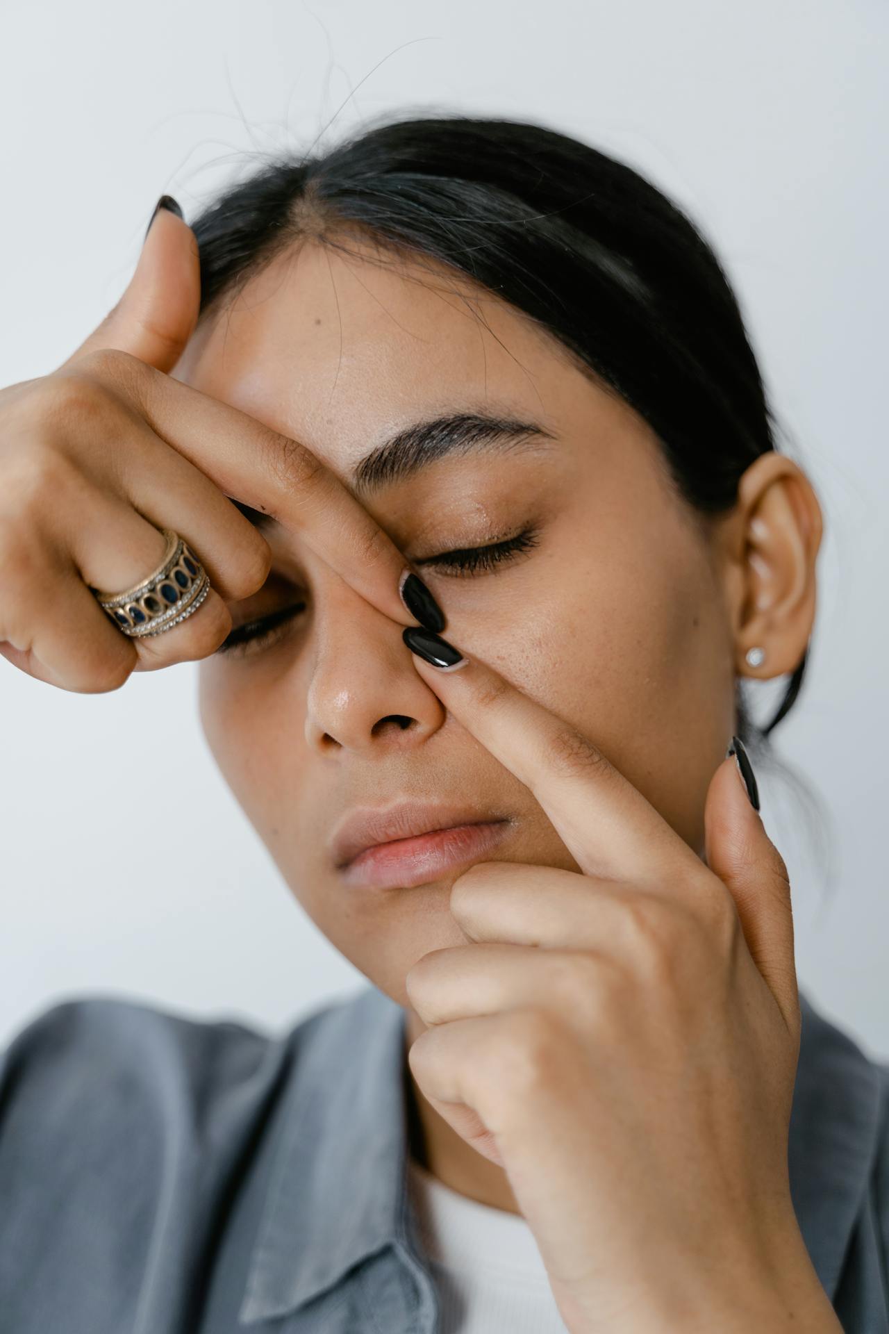 Persona realizando ejercicios oculares